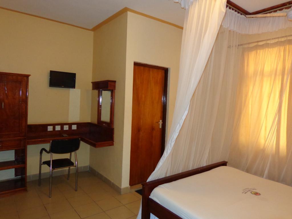 The Folks Inn Mombasa Bilik gambar